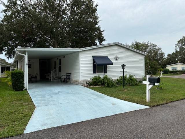 Lake Alfred, FL Mobile Home for Sale located at 227 Tradewind Court Kings Pointe